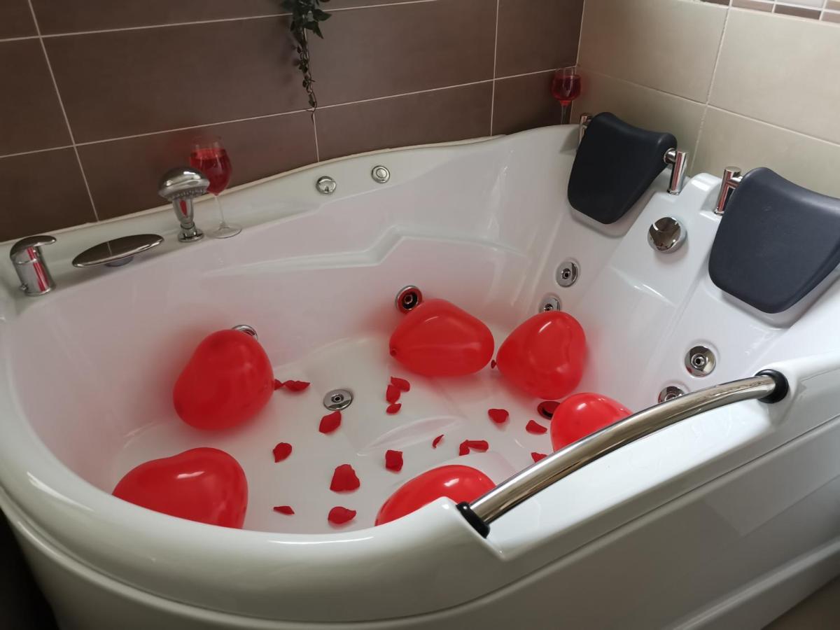 Iasi Jacuzzi Apartment A Eksteriør billede